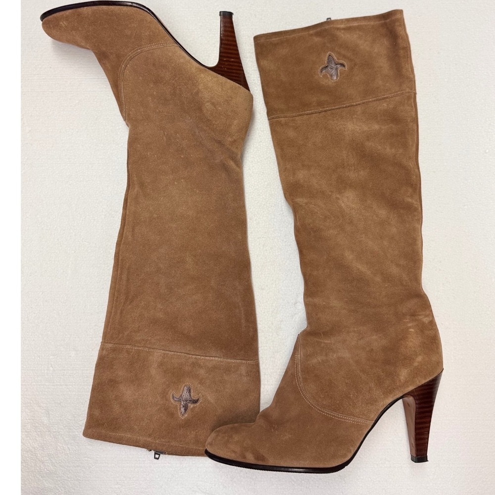 Womens 7.5M Tan Suede Knee High Boots Fleur De Lis High Heel Western Y2K